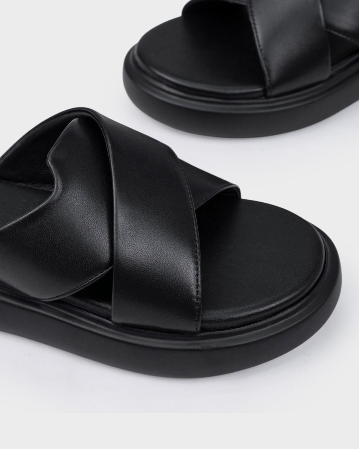 Sandals Kumoo Cross strap Đen