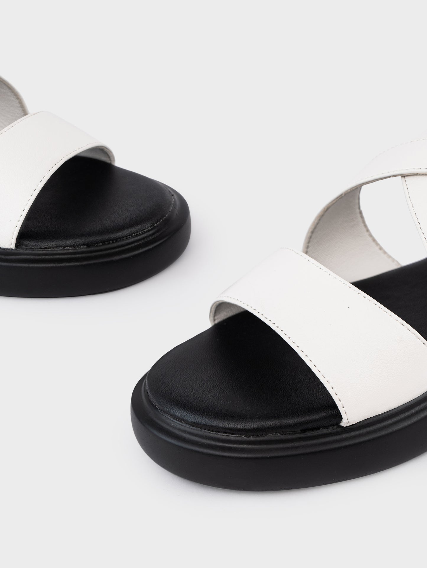 Sandals Kumoo Steven Trắng