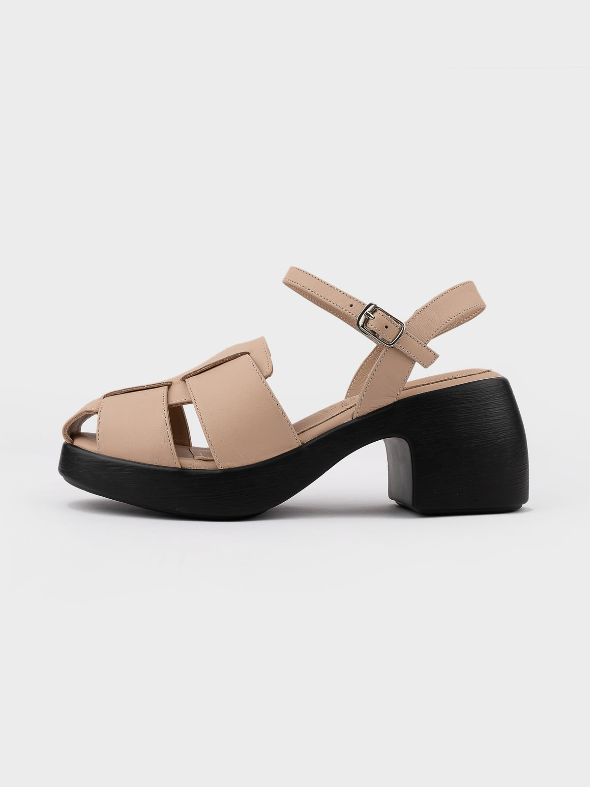 Khách hàng nữ đồng hành cùng giày da Kumoo Leather